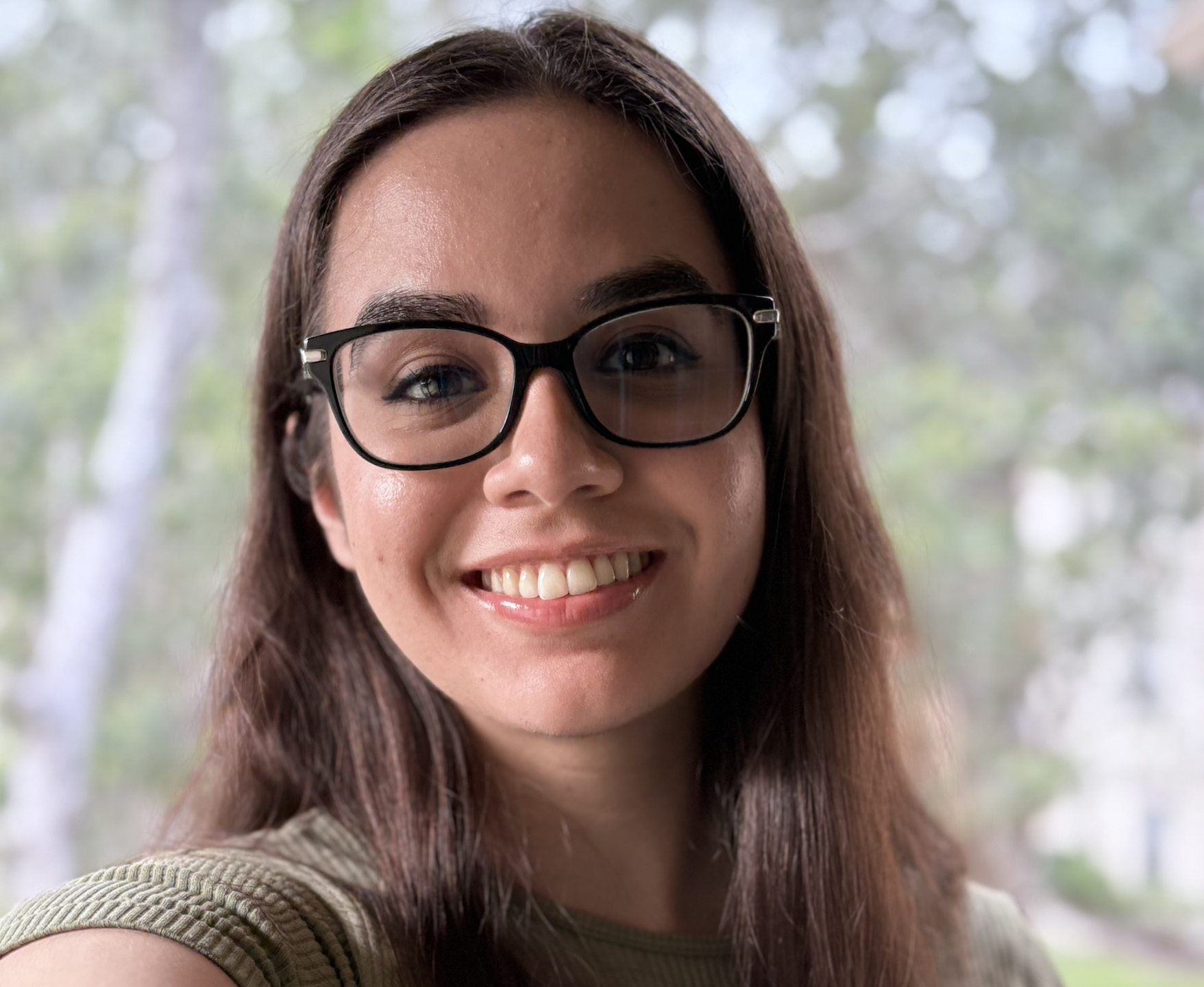 headshot of Jenna